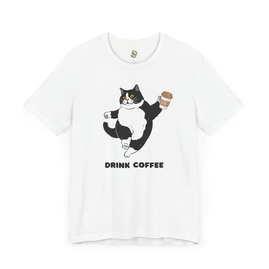 Camiseta con gato bailando bebiendo café