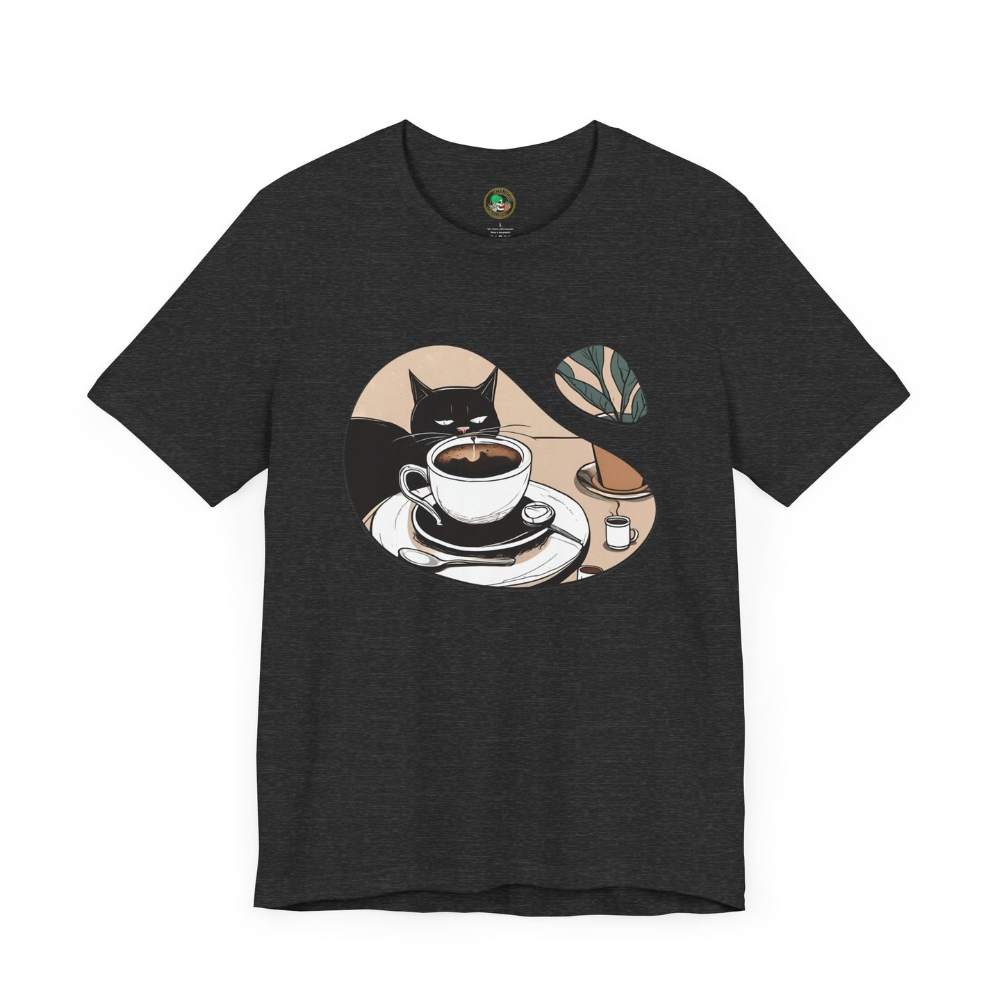 Camiseta con gato curioso y café